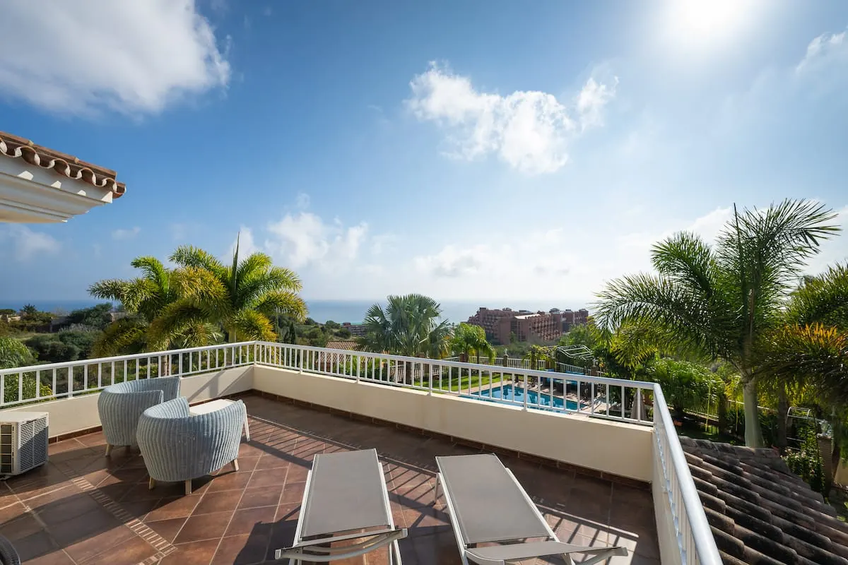 Terrassen på Villa Todo med udsigt over Middelhavet