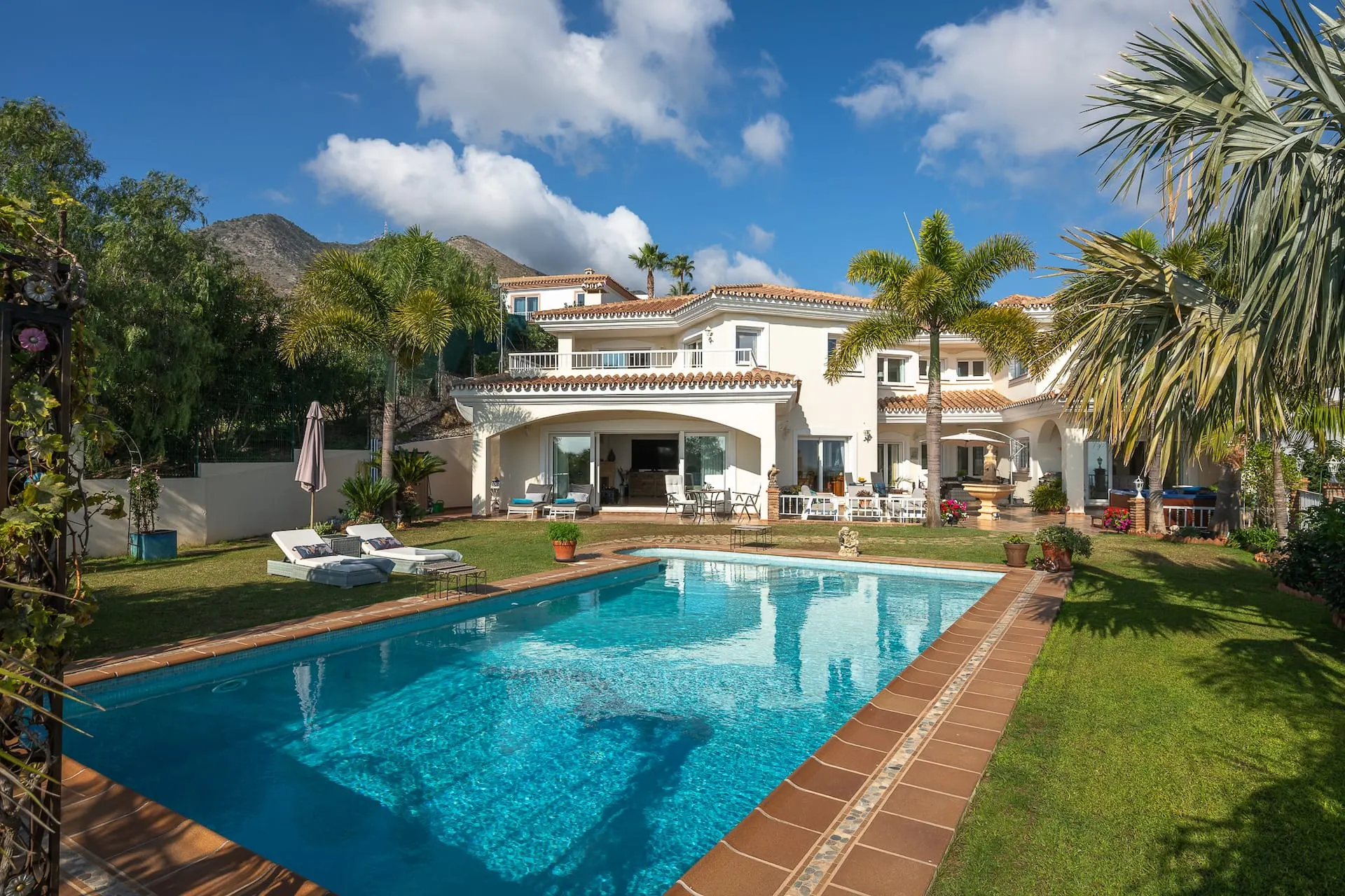 Villa med pool og havudsigt